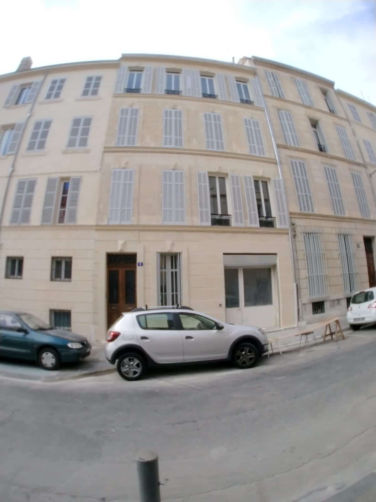 Immeuble à façade rénovée après ravalement par Hafafsa Constructions